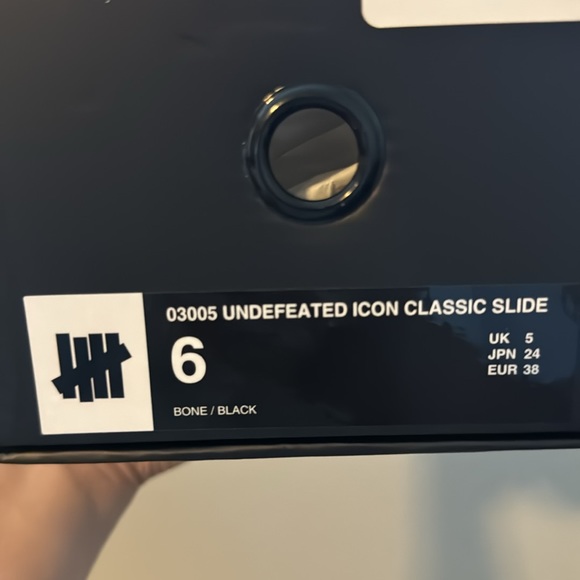 Undefeated Icon Classic Slides - Picture 3 of 4